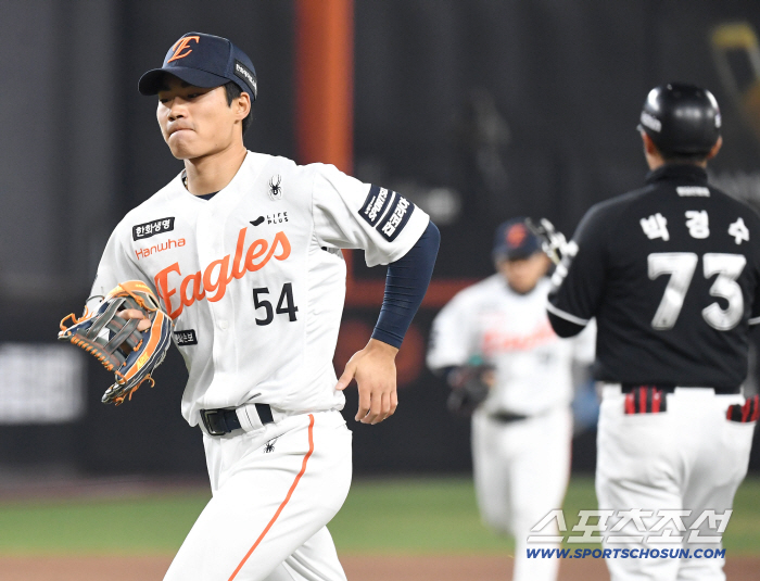 '초대형 루키가 자꾸만 왜?' 독수리군단 최고 '히트상품' 기대하는데... 이런 자세 정말 좋지 않다