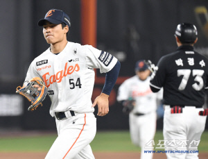 '초대형 루키가 자꾸만 왜?' 독수리군단 최고 '히트상품' 기대하는데... 이런 자세 정말 좋지 않다[대전현장]