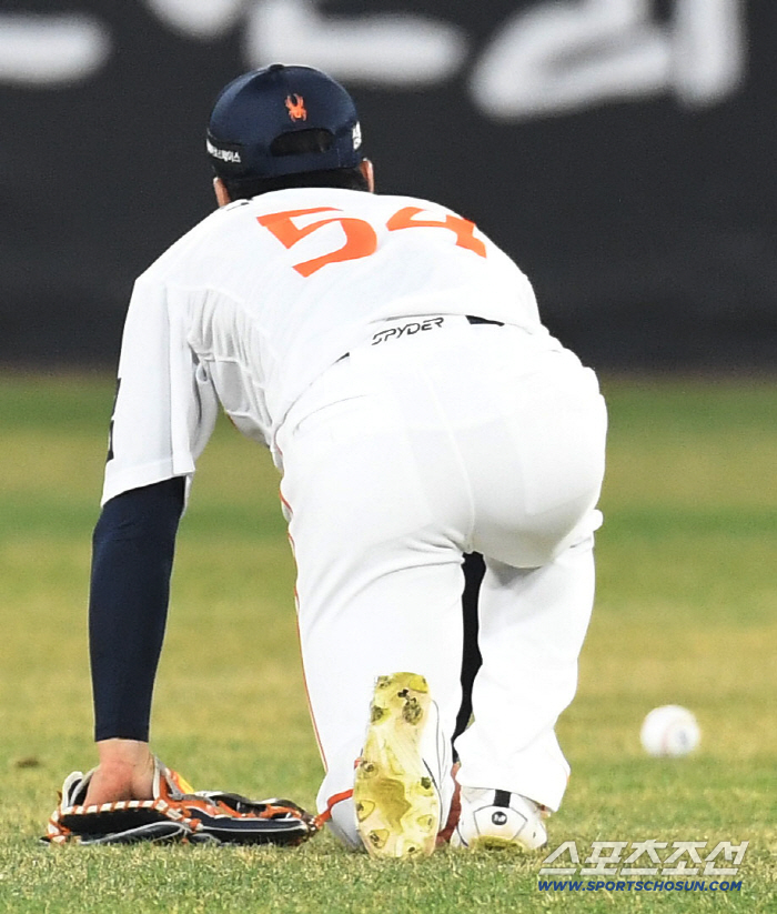 2일 대전 한화생명볼파크에서 열린 한화와 KT의 경기. 6회 1사 2, 3루. KT 류현인의 볼을 잡지 못한 한화 오재원 중견수. 대전=송정헌 기자songs@sportschosun.com/2026.04.02/