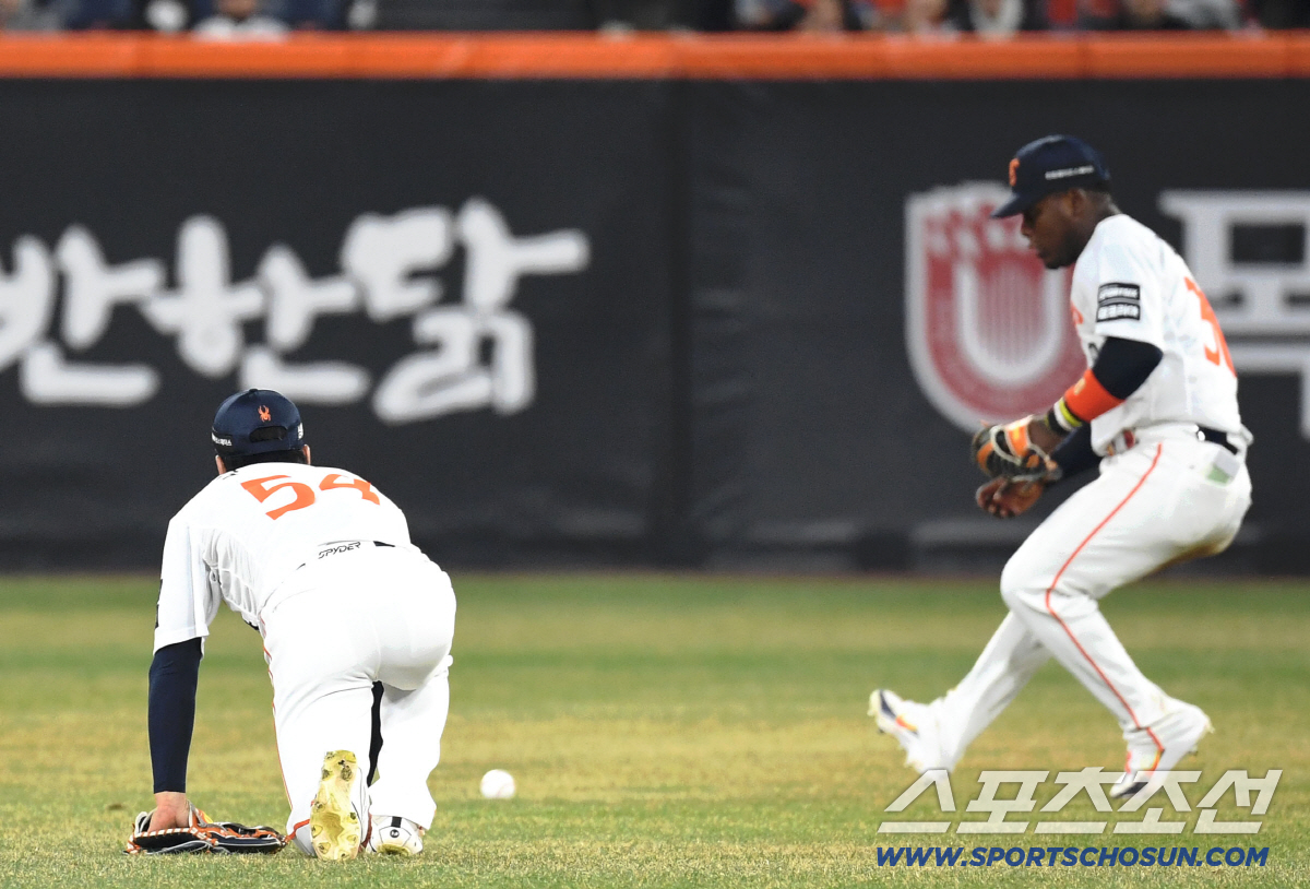2일 대전 한화생명볼파크에서 열린 한화와 KT의 경기. 6회 1사 2, 3루. KT 류현인의 볼을 잡지 못한 한화 오재원 중견수. 대전=송정헌 기자songs@sportschosun.com/2026.04.02/