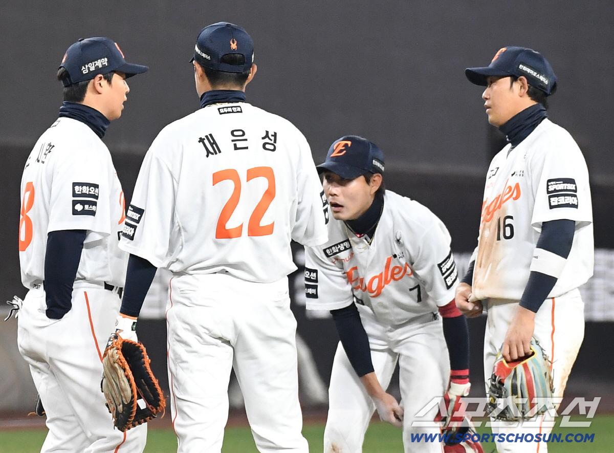 2일 대전 한화생명볼파크에서 열린 한화와 KT의 경기. 6회 1사 1, 3루. 투수 교체 때 그라운드에 모인 한화 야수들. 대전=송정헌 기자songs@sportschosun.com/2026.04.02/