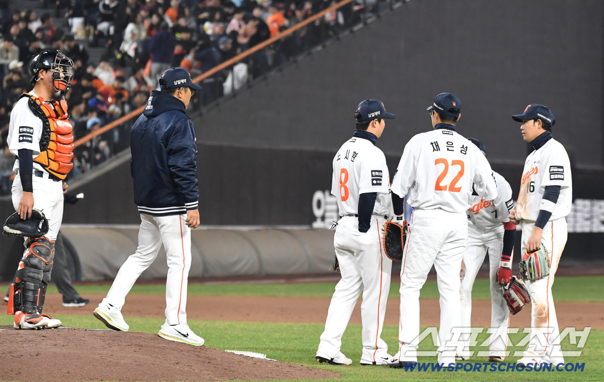 2일 대전 한화생명볼파크에서 열린 한화와 KT의 경기. 6회 1사 1, 3루. 투수 교체 때 그라운드에 모인 한화 야수들. 대전=송정헌 기자songs@sportschosun.com/2026.04.02/