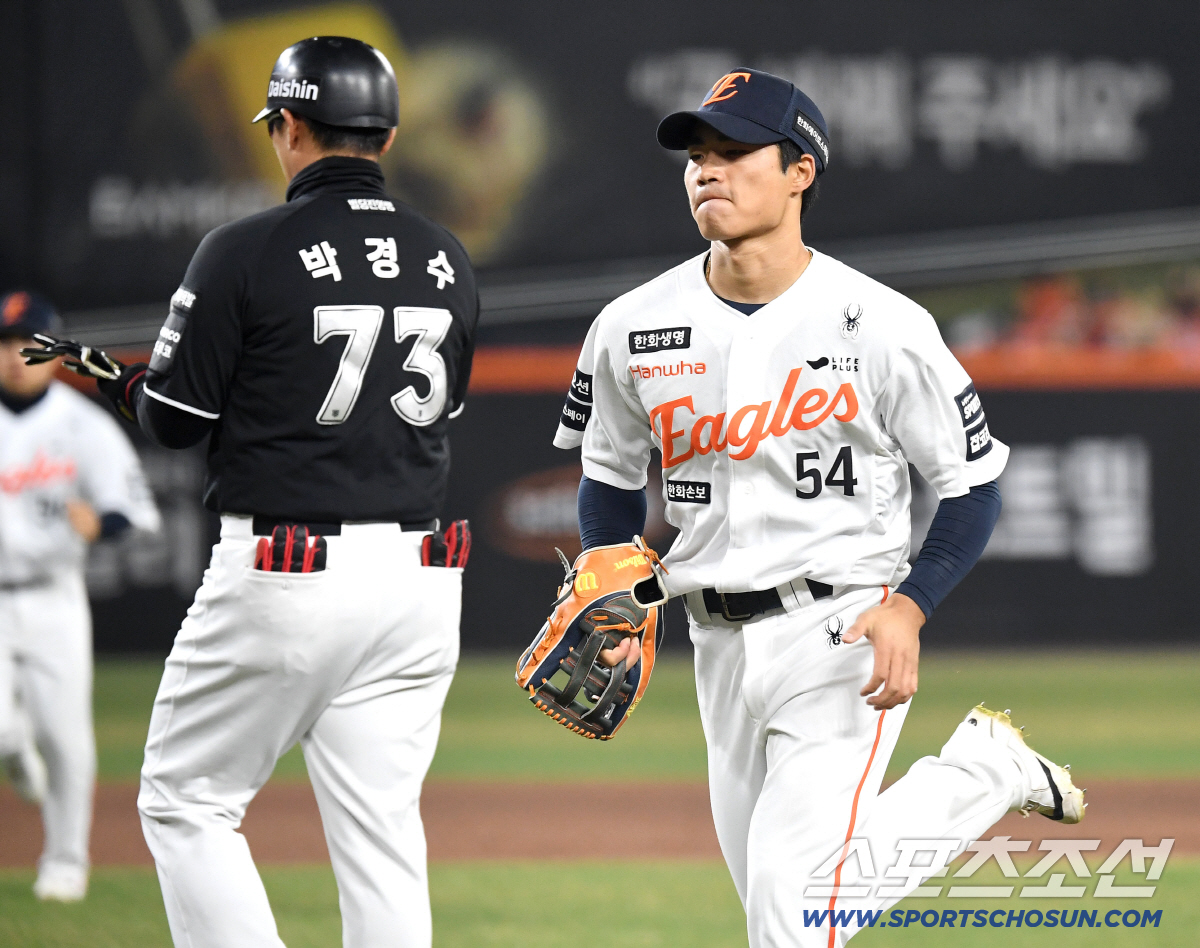 2일 대전 한화생명볼파크에서 열린 한화와 KT의 경기. 6회 1사 2, 3루. 한화 오재원이 플라이볼을 잡지 못하는 수비 실책을 저질렀다. 이닝을 마치고 그라운드를 내려오는 오재원. 대전=송정헌 기자songs@sportschosun.com/2026.04.02/