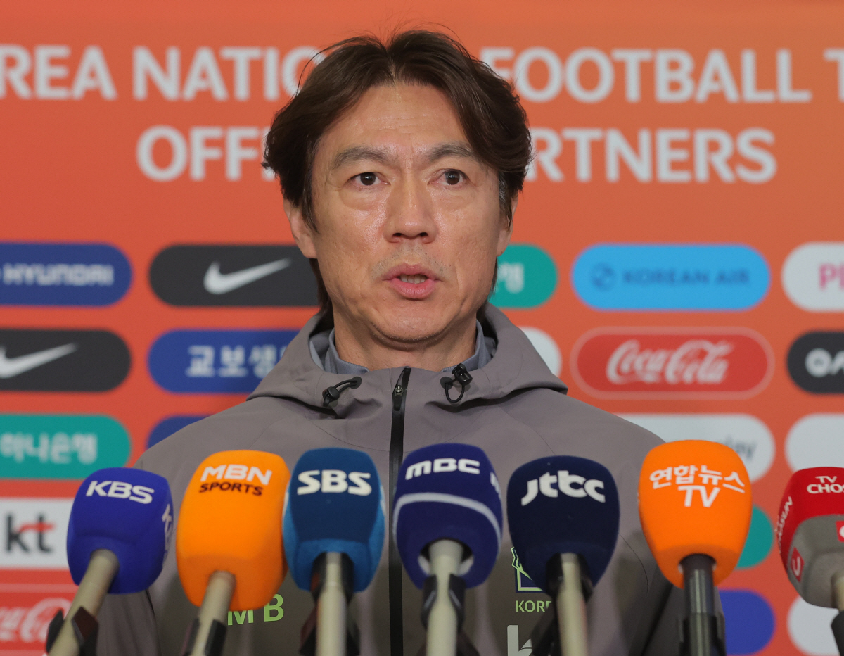 귀국 후 기자회견하는 홍명보 감독 (영종도=연합뉴스) 류영석 기자 = 2026 북중미 월드컵을 앞두고 유럽에서 A매치 2연전을 치른 축구 국가대표팀 홍명보 감독이 2일 인천국제공항 제2여객터미널을 통해 귀국해 취재진 질문에 답변하고 있다. 2026.4.2 ondol@yna.co.kr(끝)