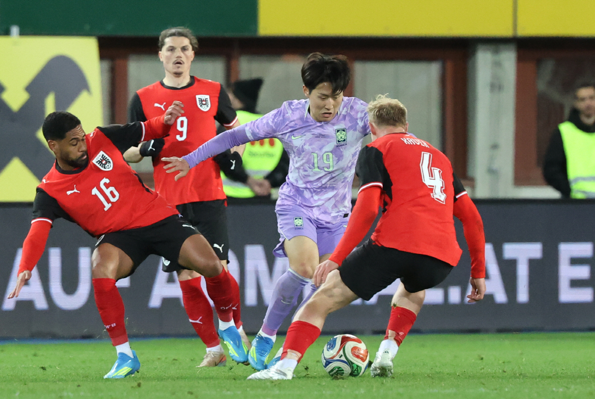 돌파 시도하는 이강인 (빈[오스트리아]=연합뉴스) 최재구 기자 = 31일(현지시간) 오스트리아 빈 에른스트 하펠 스타디움에서 열린 한국 축구 국가대표팀과 오스트리아의 평가전에서 이강인이 돌파를 시도하고 있다. 2026.4.1 jjaeck9@yna.co.kr(끝)