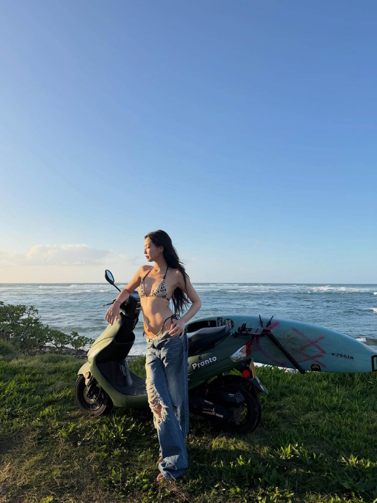 블팽 제니, 해변서 ‘레오파드 비키니’ 입고 파격 노출…구릿빛 몸매 “인간 맞아?”