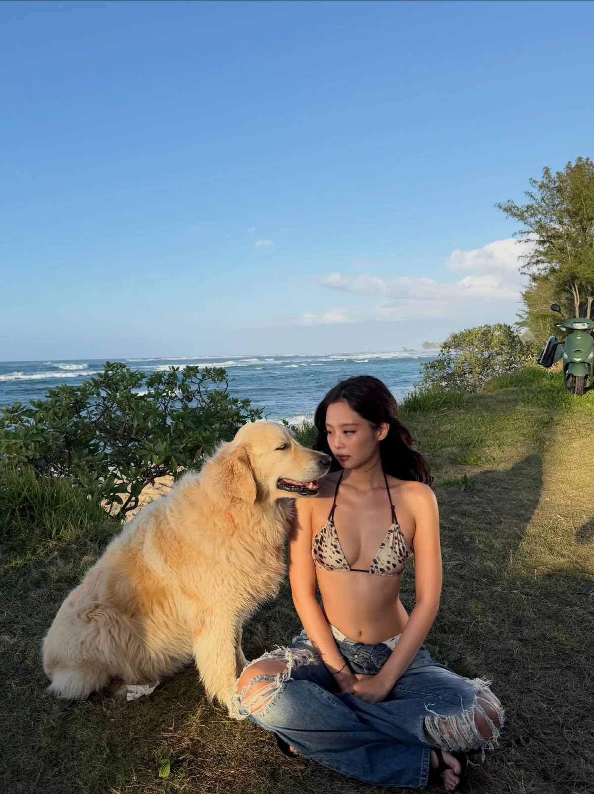 블팽 제니, 해변서 ‘레오파드 비키니’ 입고 파격 노출…구릿빛 몸매 “인간 맞아?”