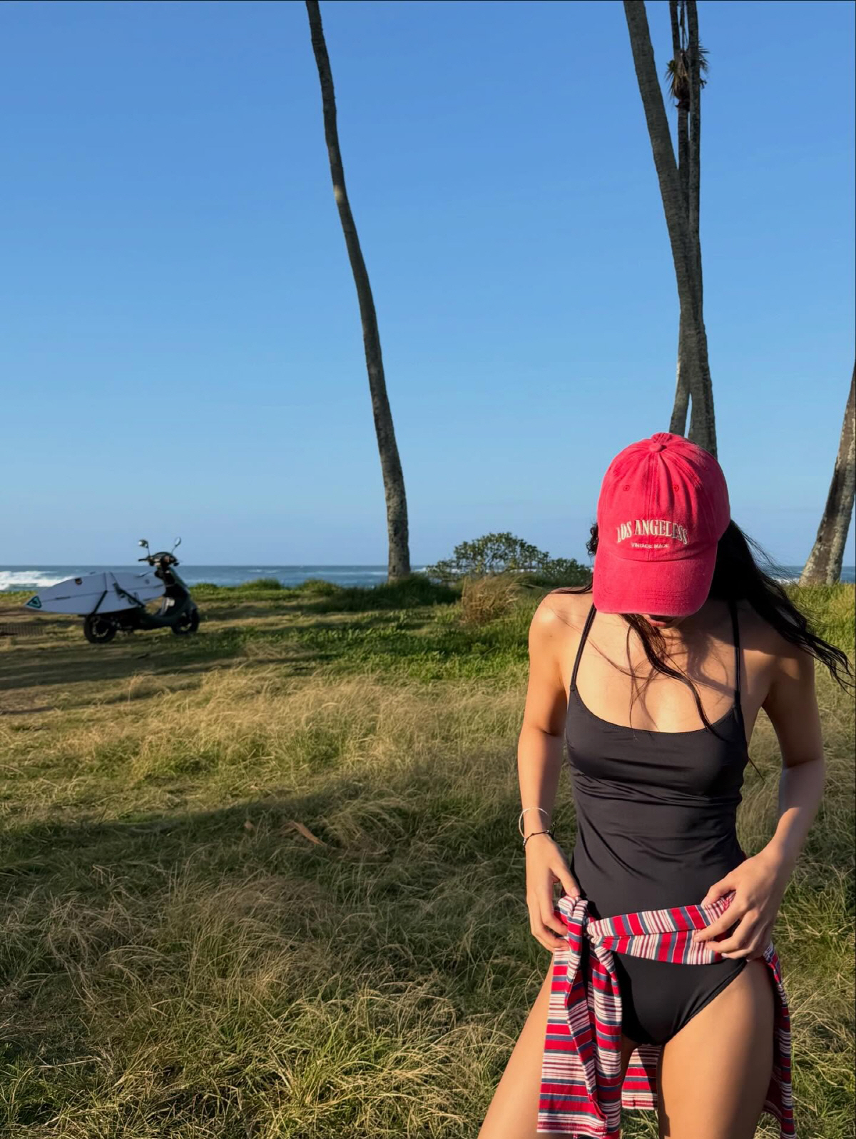 블팽 제니, 해변서 ‘레오파드 비키니’ 입고 파격 노출…구릿빛 몸매 “인간 맞아?”