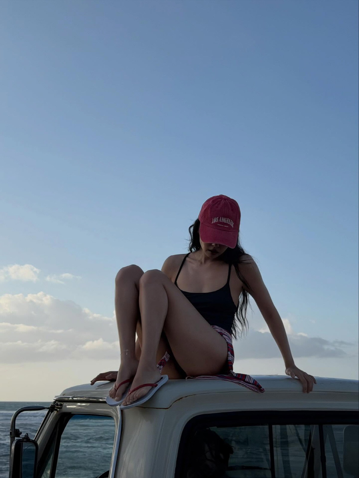 블팽 제니, 해변서 ‘레오파드 비키니’ 입고 파격 노출…구릿빛 몸매 “인간 맞아?”