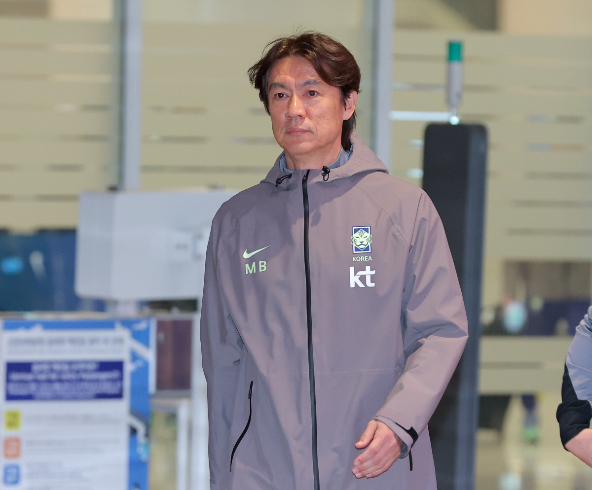귀국한 축구 국가대표팀 홍명보 감독 (영종도=연합뉴스) 류영석 기자 = 2026 북중미 월드컵을 앞두고 유럽에서 A매치 2연전을 치른 축구 국가대표팀 홍명보 감독이 2일 인천국제공항 제2여객터미널을 통해 귀국하고 있다. 2026.4.2 ondol@yna.co.kr(끝)