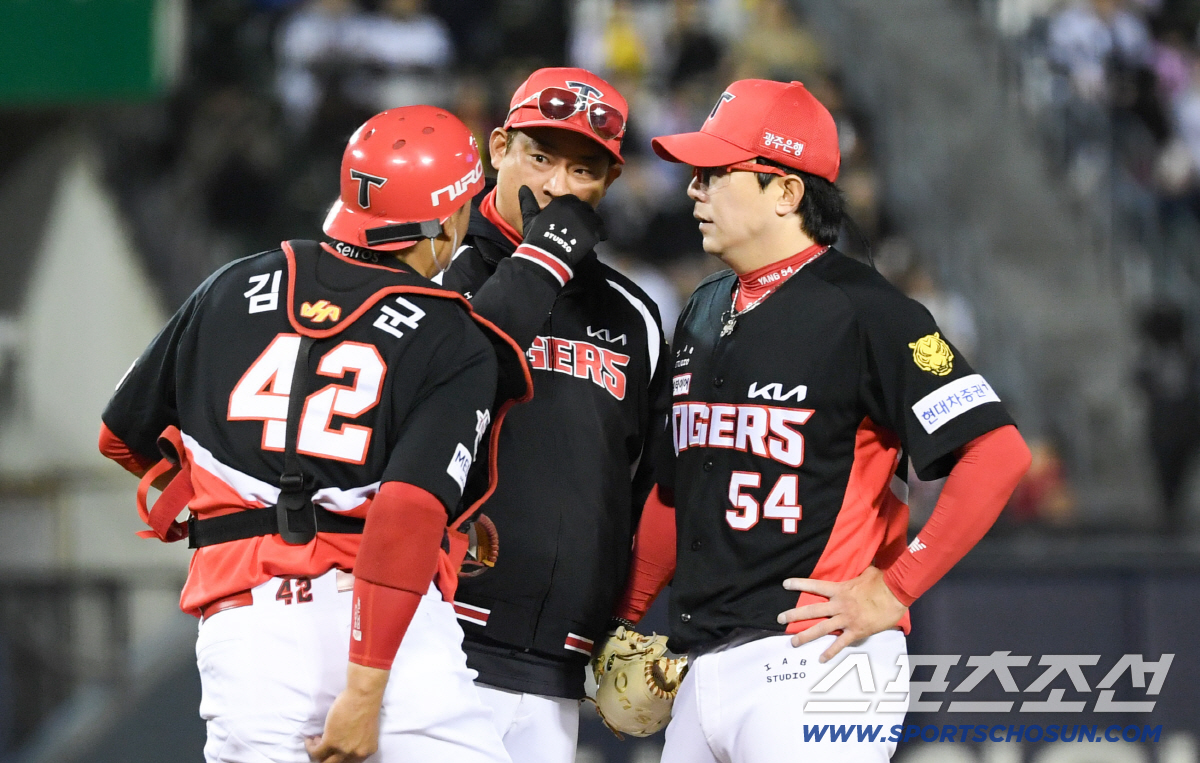 1일 잠실구장에서 열린 LG와 KIA의 경기. KIA 이동걸 코치가 마운드를 찾아 양현종을 격려하고 있다. 잠실=박재만 기자 pjm@sportschosun.com/2026.04.01/