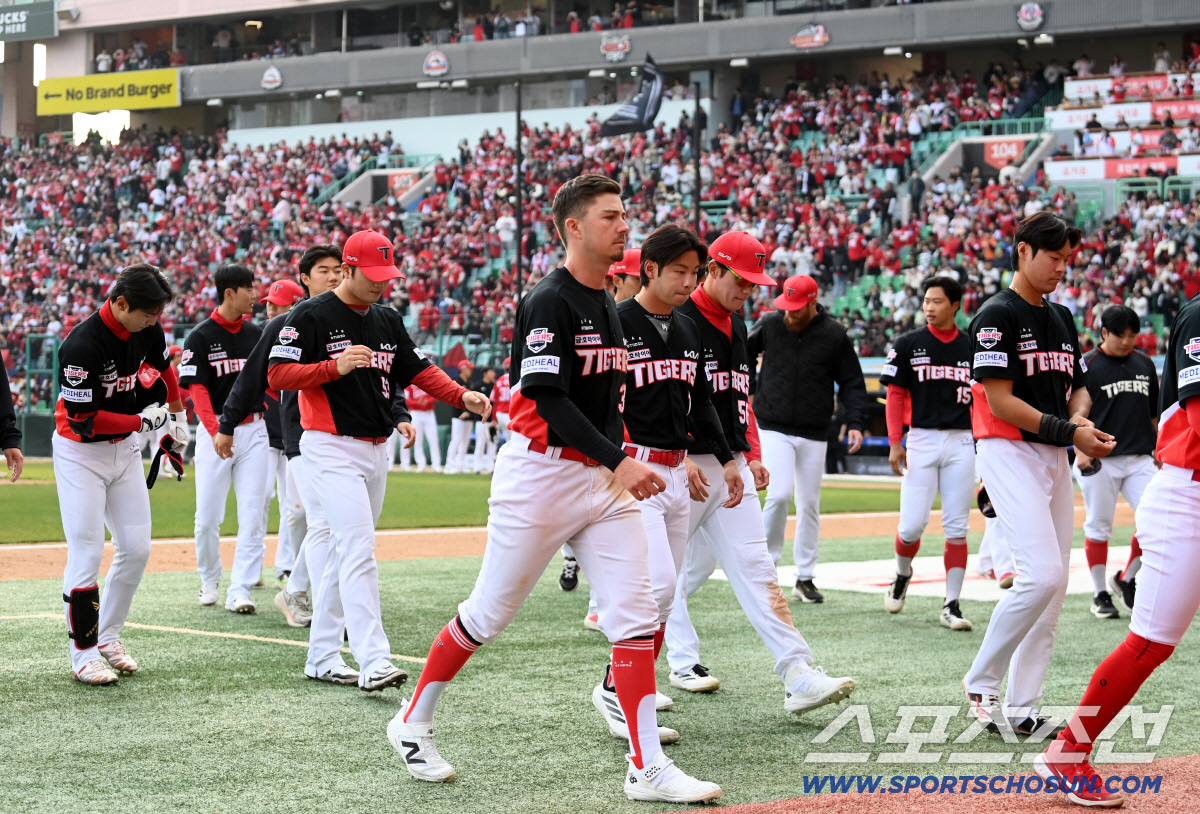 29일 인천SSG랜더스필드에서 열린 KIA와 SSG의 경기. SSG가 11대6으로 승리하며 개막 2연승을 달렸다. 개막 2연패를 기록한 KIA 선수들이 아쉬움의 발걸음을 옮기고 있다. 인천=허상욱 기자wook@sportschosun.com/2026.03.29/