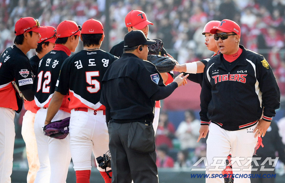 28일 인천 SSG랜더스필드에서 열린 SSG와 KIA의 경기. 9회말 마운드를 직접 찾은 KIA 이범호 감독 표정이 어둡다. 인천=박재만 기자 pjm@sportschosun.com/2026.03.28/