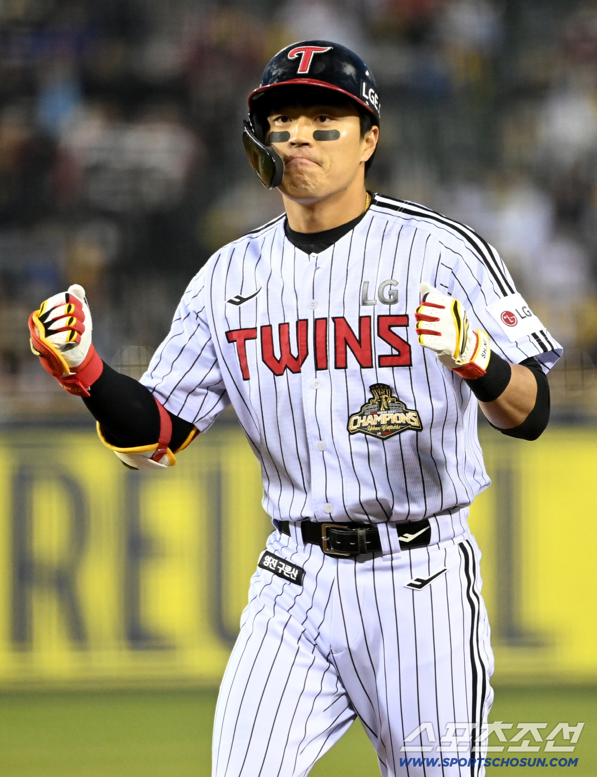 2일 잠실야구장에서 열린 KIA와 LG의 경기. 2회말 1사 1,3루 LG 천성호가 1타점 동점타를 치고 기뻐하고 있다. 잠실=허상욱 기자wook@sportschosun.com/2026.04.02/