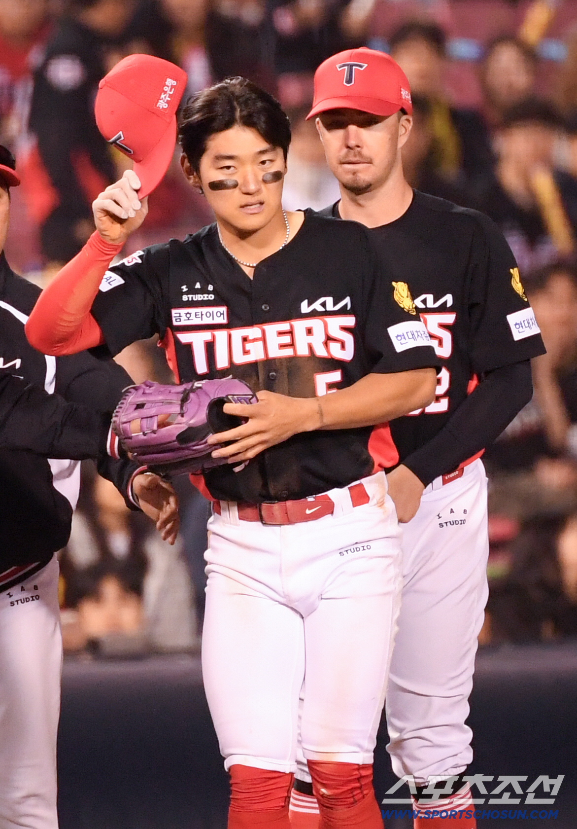 1일 잠실구장에서 열린 LG와 KIA의 경기. 8회말 KIA 3루수 김도영이 수비 직후 통증을 호소하고 있다. 잠실=박재만 기자 pjm@sportschosun.com/2026.04.01/