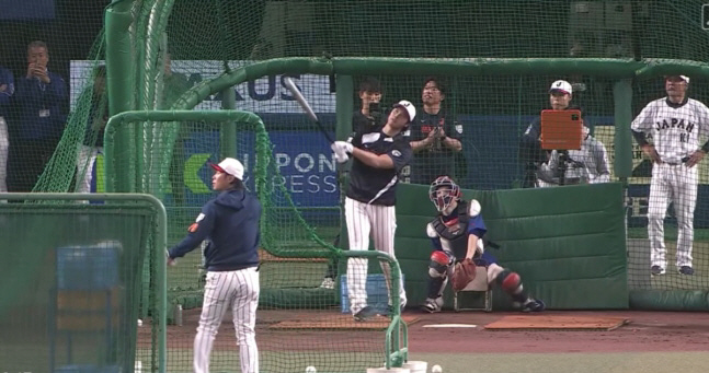 오타니 쇼헤이가 지난 2월 27일(한국시각) 나고야 반테린돔에서 가진 WBC 일본 대표팀 훈련서 연습배팅에 들어가 홈런포를 날린 뒤 타구를 쳐다보고 있다. 사진=MLB.com 캡처