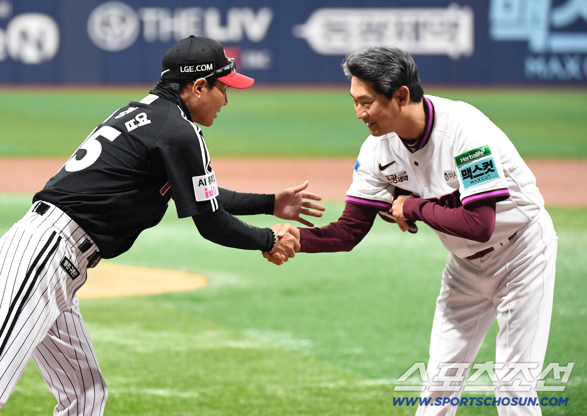 3일 고척돔에서 열린 KBO리그 키움과 LG의 경기. 키움 홈경기 개막식에서 인사를 나누고 있는 LG 염경엽 감독과 키움 설종진 감독. 고척=송정헌 기자songs@sportschosun.com/2026.04.03/