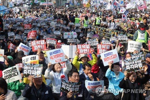 (서울=연합뉴스) 류영석 기자 = 윤석열 대통령 탄핵심판 선고일인 4일 서울 종로구 안국동 일대에서 윤석열 대통령 탄핵에 찬성하는 시민들이 모여 구호를 외치고 있다. 2025.4.4 ondol@yna.co.kr