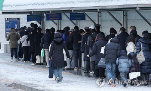 해외 대학서 공부하는 유학생 12만명…팬데믹 전 대비 반토막