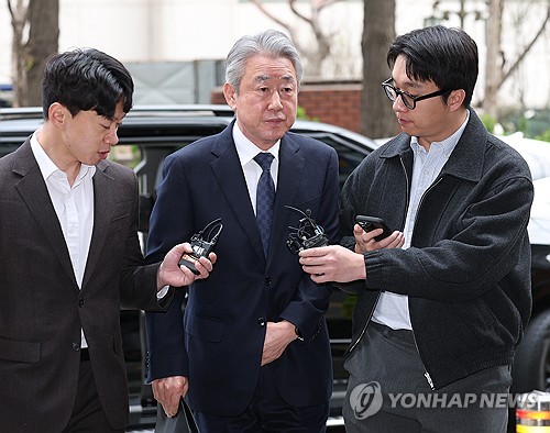 (서울=연합뉴스) 신준희 기자 = 뇌물 수수 의혹을 받고 있는 강호동 농협중앙회장이 4일 마포구 서울경찰청 반부패수사대에 조사를 받기 위해 출석하고 있다. 2026.4.4 hama@yna.co.kr