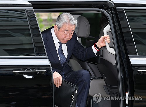 (서울=연합뉴스) 신준희 기자 = 뇌물 수수 의혹을 받고 있는 강호동 농협중앙회장이 4일 마포구 서울경찰청 반부패수사대에 조사를 받기 위해 출석하고 있다. 2026.4.4 hama@yna.co.kr