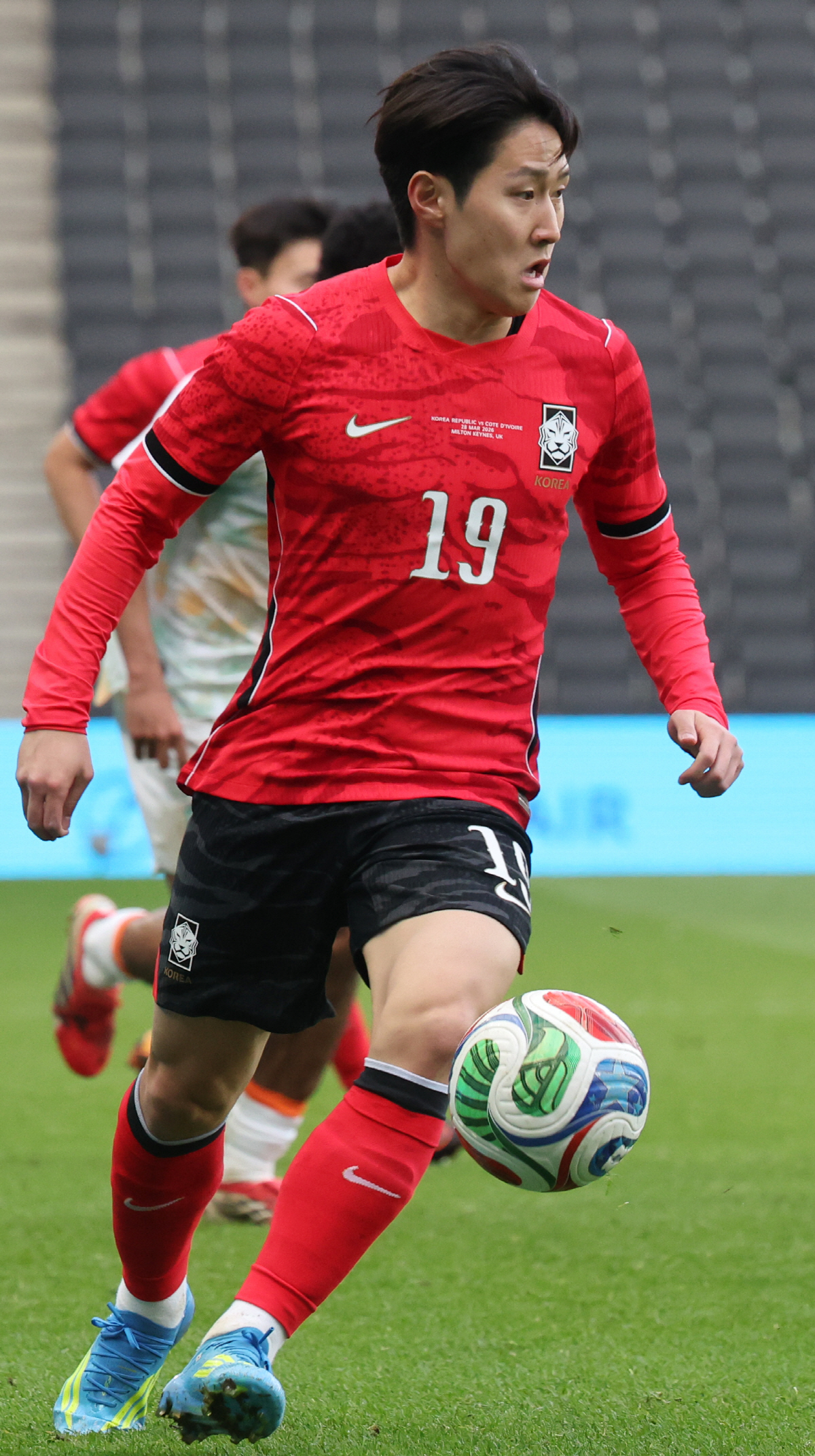 패스 준비하는 이강인 (밀턴킨스[영국]=연합뉴스) 최재구 기자 = 한국축구국가대표팀 이강인이 28일(현지시간) 영국 밀턴킨스 스타디움 MK에서 열린 코트디부아르와 평가전에서 패스할곳을 찾고 있다. 2026.3.29 jjaeck9@yna.co.kr(끝)