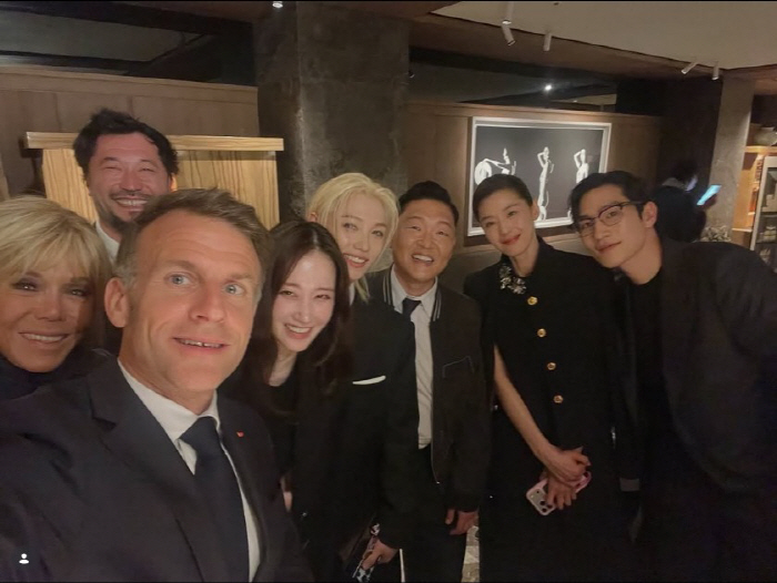 전지현·필릭스, 마크롱 대통령 옆서 '방긋'…"이 조합 실화냐" 역대급 셀카