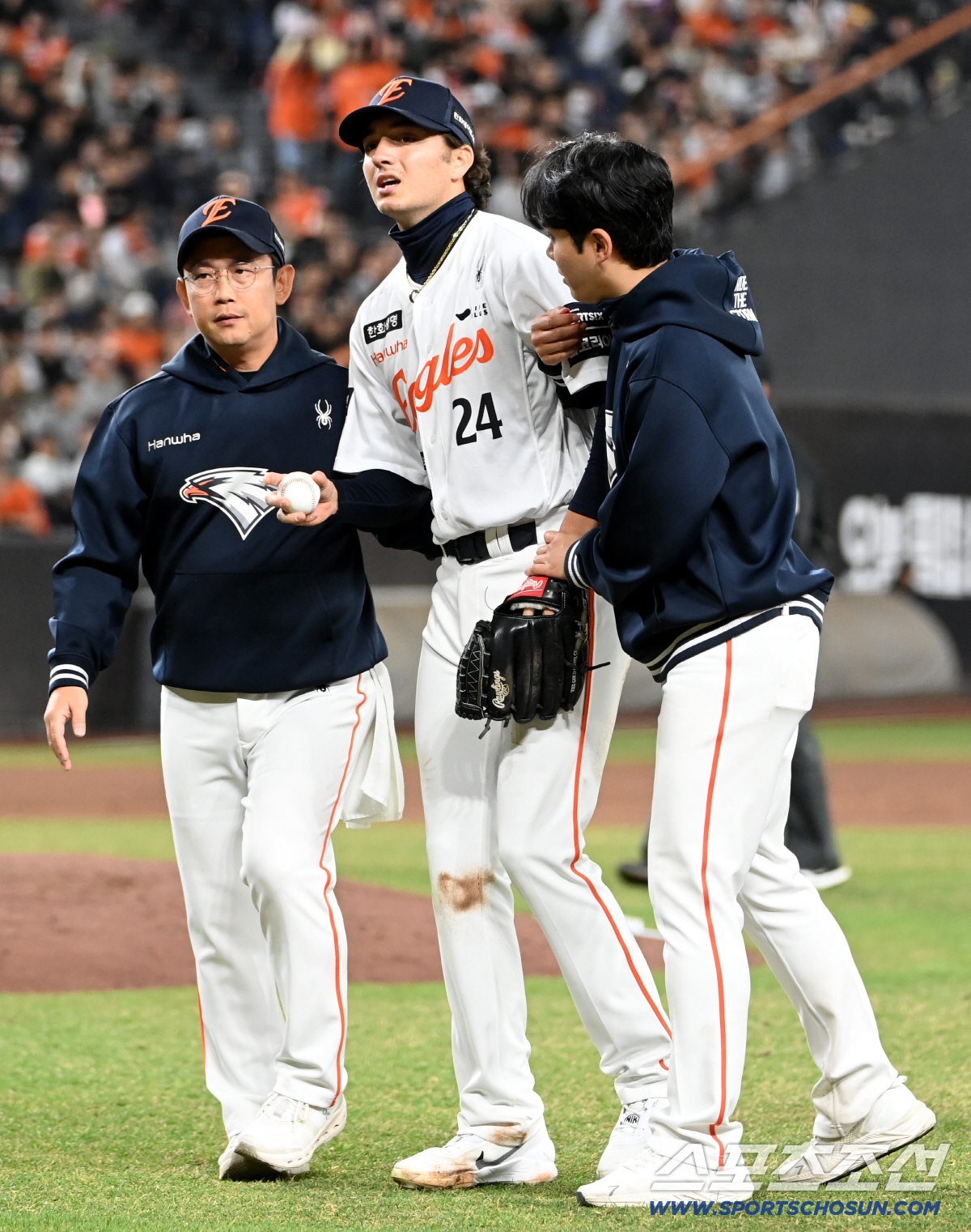 31일 대전한화생명볼파크에서 열린 KT와 한화의 경기. 3회초 무사 1,2루 한화 화이트가 KT 힐리어드의 땅볼때 1루 베이스 커버를 하다 부상을 당해 부축을 받고 있다. 화이트는 강재민과 교체됐다. 대전=허상욱 기자wook@sportschosun.com/2026.03.31/