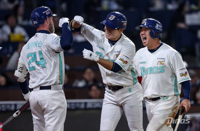 환호하는 NC 다이노스 맷 데이비슨, 박민우, 이우성(왼쪽부터). 사진제공=NC 다이노스