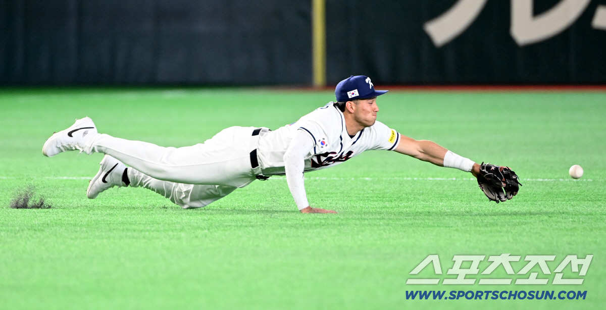 5일 일본 도쿄돔에서 열린 WBC(월드베이스볼클래식) 한국과 체코의 경기. 6회초 2사 1루 3루수 위트컴이 프레아다의 땅볼타구를 잡아 내기 위해 몸을 날리고 있다. 도쿄(일본)=허상욱 기자wook@sportschosun.com/2026.03.05/