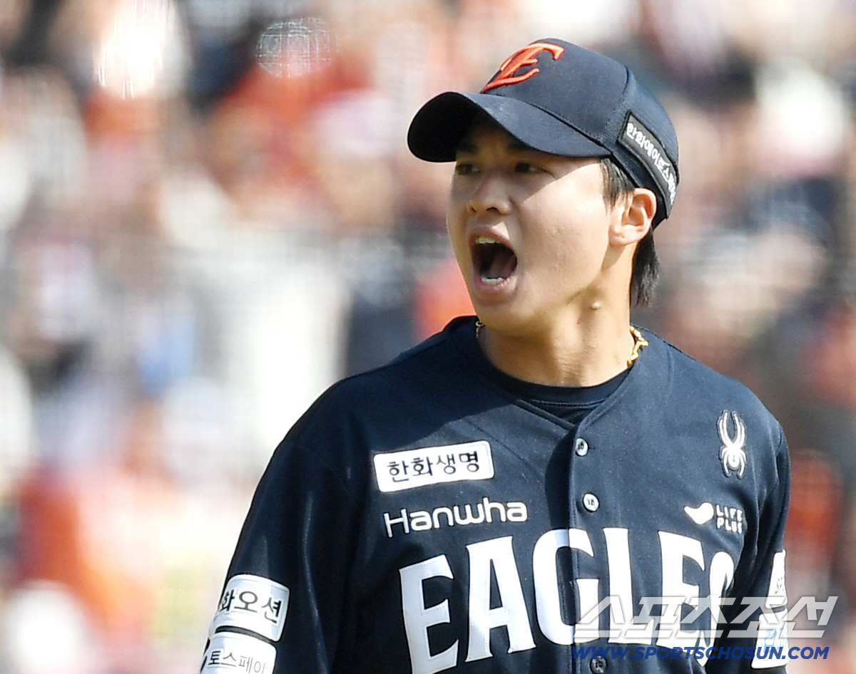 [포토] 위기 넘기며 환호하는 한화 선발 왕옌청