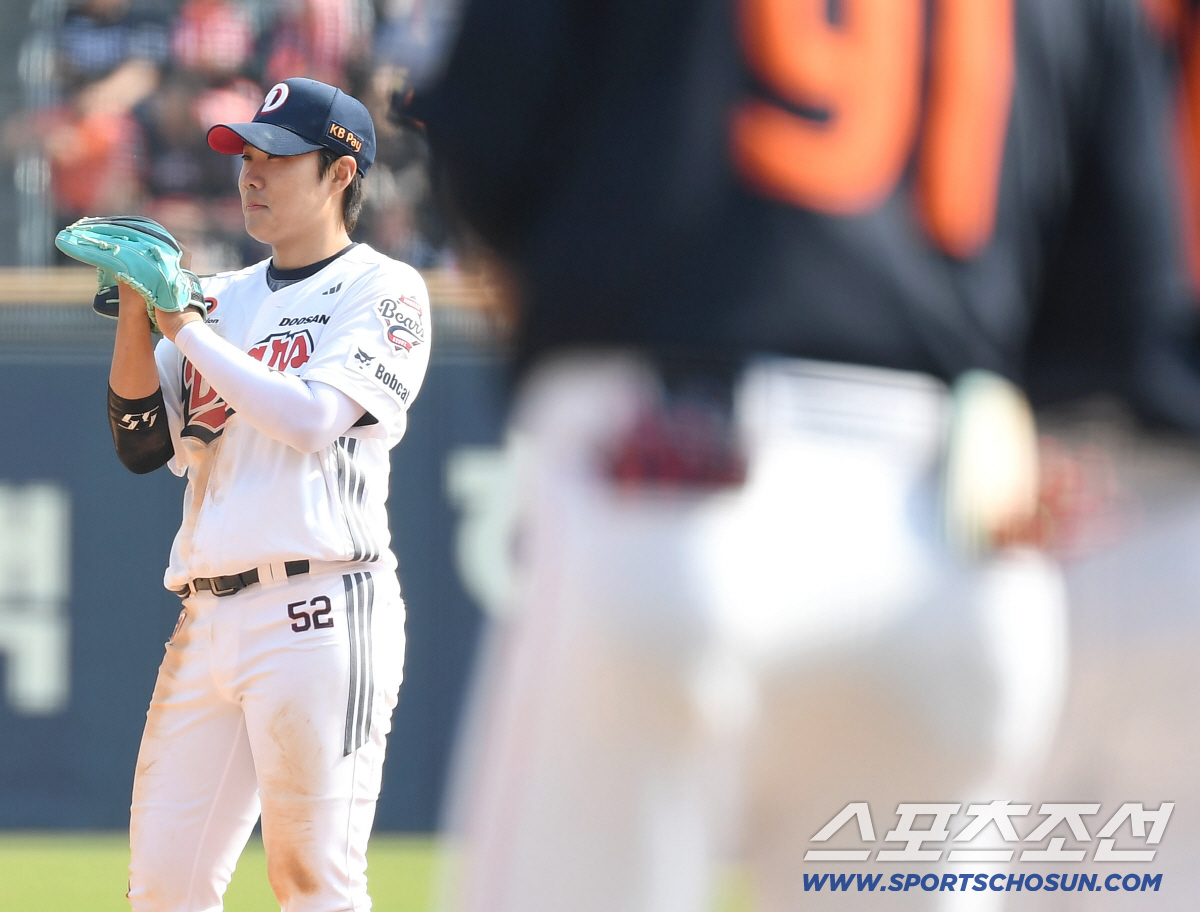 [포토] 박준순 '수비 실책에 병살이 1사 만루로'