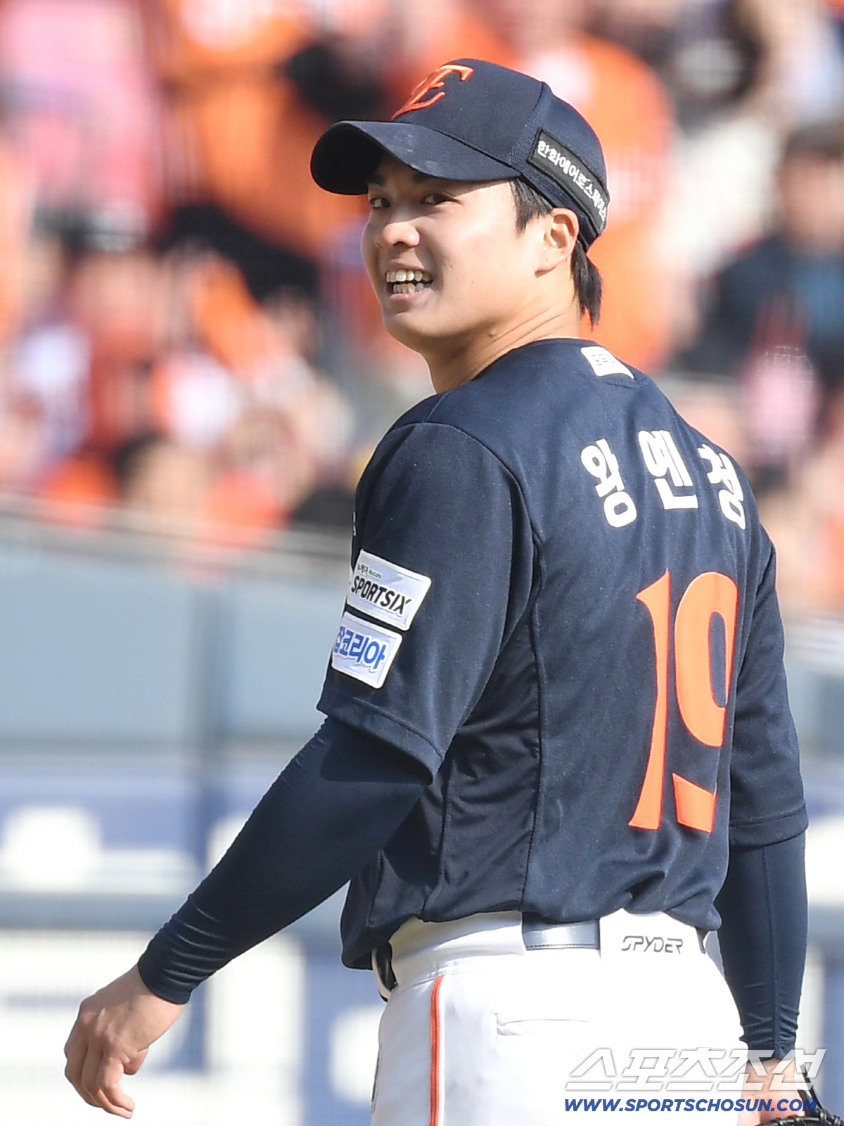 [포토] 왕옌청 '밝은 표정으로 6회 투구 끝'