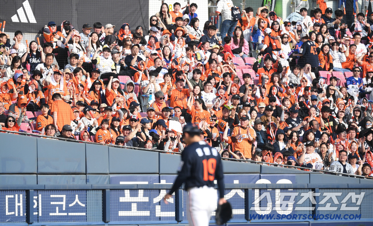 [포토] 왕옌청 연호하는 한화 야구팬들