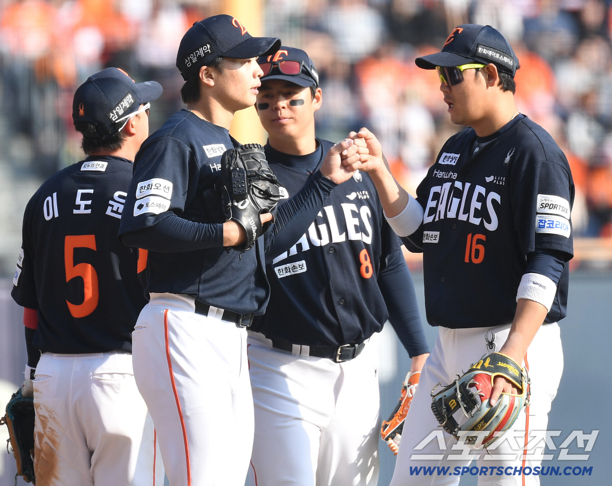 [포토] 왕옌청 '마운드 내려가며 동료들과 하이파이브'