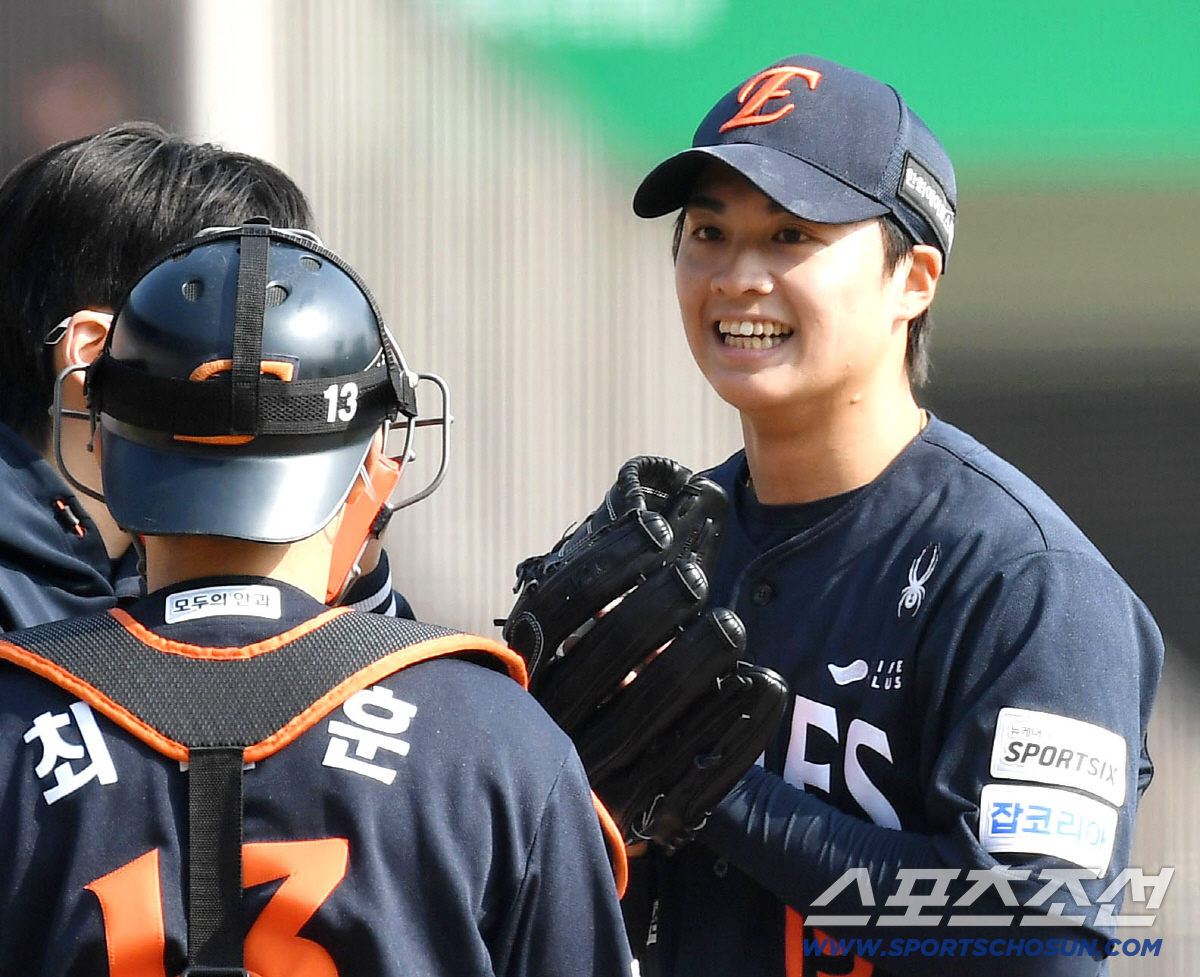 4일 잠실야구장에서 열린 KBO리그 두산과 한화의 경기. 5회말 동료 실책에 2실점 허용 후에도 미소 짓는 한화 왕옌청. 잠실=송정헌 기자songs@sportschosun.com/2026.04.04/