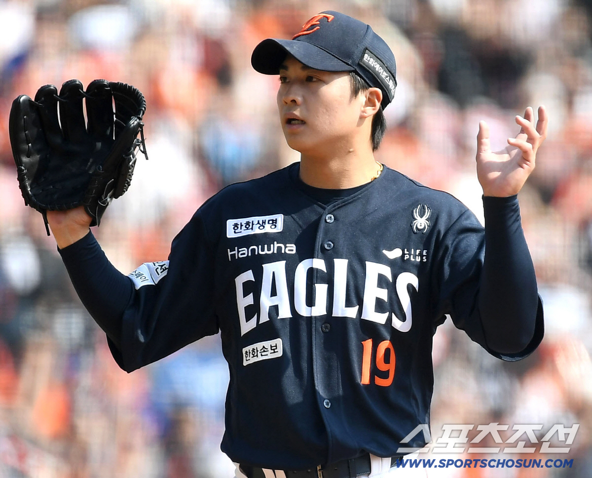 4일 잠실야구장에서 열린 KBO리그 두산과 한화의 경기. 4회말 무사 1루. 정수빈 삼진 후 1루주자 박준순을 2루에서 잡아내며 위기를 넘긴 한화 왕옌청. 잠실=송정헌 기자songs@sportschosun.com/2026.04.04/