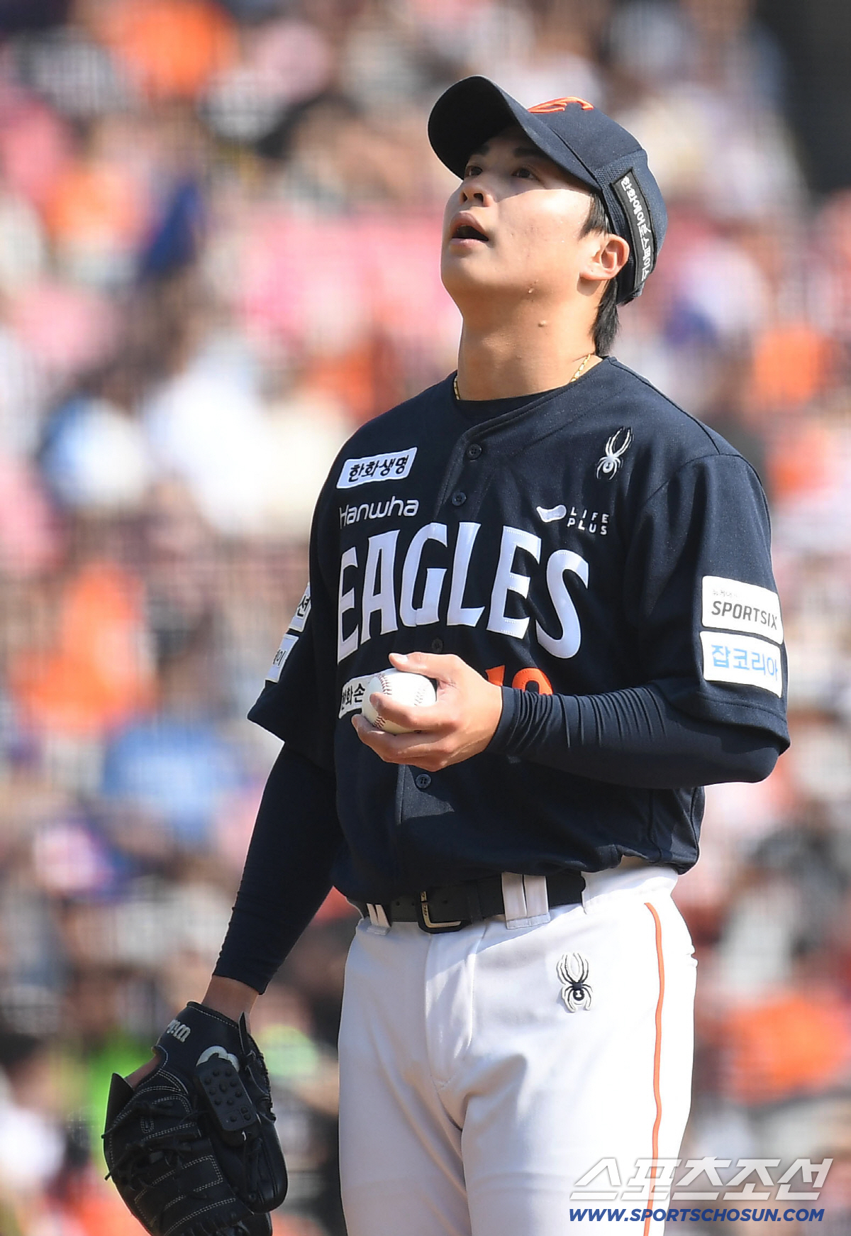 4일 잠실야구장에서 열린 KBO리그 두산과 한화의 경기. 7회 강판에 아쉬운 표정을 짓고 있는 한화 왕옌청. 잠실=송정헌 기자songs@sportschosun.com/2026.04.04/