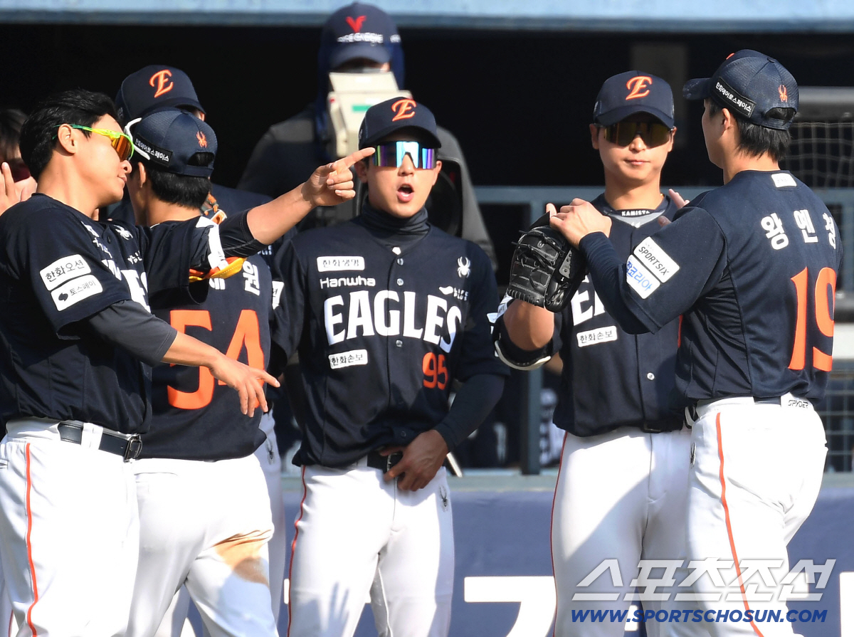 4일 잠실야구장에서 열린 KBO리그 두산과 한화의 경기. 6회 투구를 마치고 동료들과 하이파이브를 나누는 한화 선발 왕옌청. 잠실=송정헌 기자songs@sportschosun.com/2026.04.04/