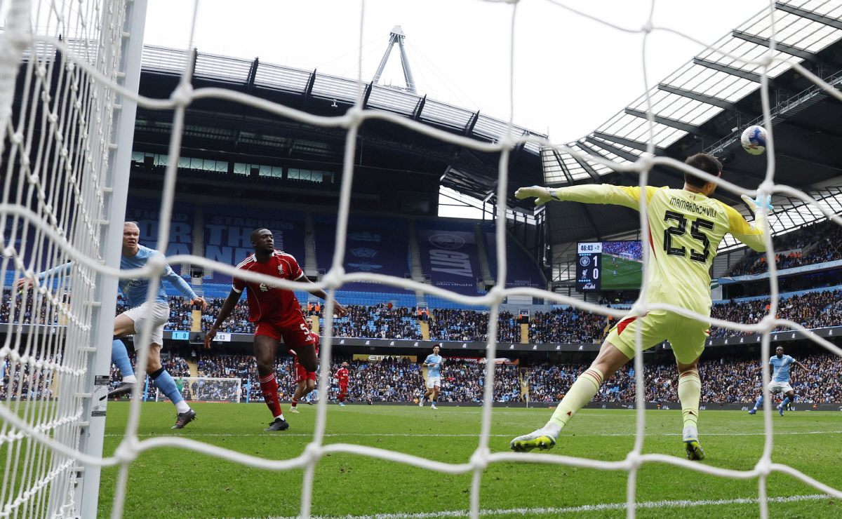 Soccer Football - FA Cup - Quarter Final - Manchester City v Liverpool - Etihad Stadium, Manchester, Britain - April 4, 2026 Manchester City's Erling Haaland scores their second goal past Liverpool's Giorgi Mamardashvili Action Images via Reuters/Jason Cairnduff