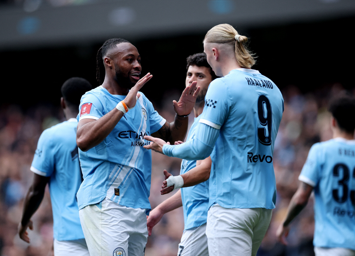 Soccer Football - FA Cup - Quarter Final - Manchester City v Liverpool - Etihad Stadium, Manchester, Britain - April 4, 2026 Manchester City's Antoine Semenyo celebrates scoring their third goal with Erling Haaland REUTERS/Phil Noble