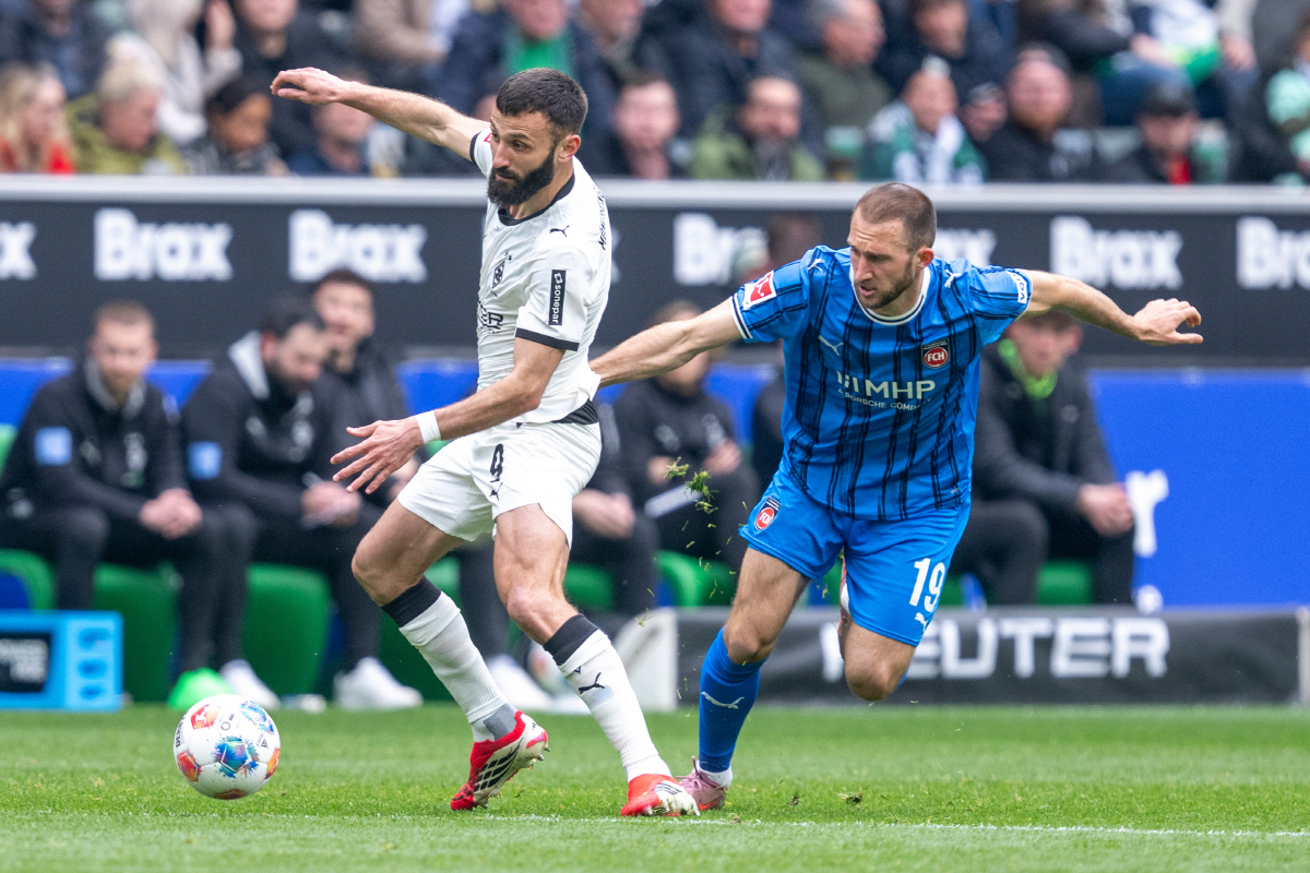 Monchengladbach's Franck Honorat, left, and Heidenheim's Jonas Fohrenbach in action during the Bundesliga soccer match between Borussia Monchengladbach and FC Heidenheim in Monchengladbach, Germany, Saturday April 4, 2026. (David Inderlied/dpa via AP) THE DEUTSCHE FUSSBALL LIGA DFL DOES NOT ALLOW ITS IMAGES TO BE USED AS SEQUENCES TO EMULATE VIDEO; GERMANY OUT; MANDATORY CREDIT