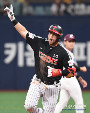 "도대체 이 타자를 어떻게 막아"…5출루 멀티포, 4점 차 뒤집은 大역전극→'원맨쇼'에 숨이 '턱'