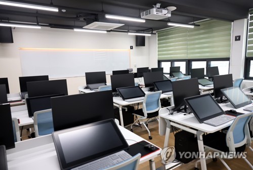 와콤 타블렛 등 전문 웹툰 제작 장비가 마련된 미디어실에서는 현직 웹툰 작가의 웹툰 제작 강의가 진행된다. [촬영 이주형 기자]