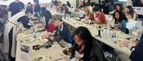 (로스앤젤레스=연합뉴스) 김경윤 특파원 = 4일(현지시간) 미국 로스앤젤레스(LA) 한국문화원에서 열린 'K-푸드 쿠킹 클래스'. 2026.4.4 heeva@yna.co.kr