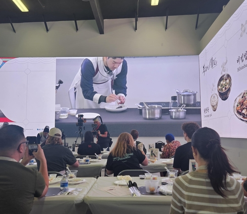 (로스앤젤레스=연합뉴스) 김경윤 특파원 = 4일(현지시간) 미국 로스앤젤레스(LA) 한국문화원에서 열린 'K-푸드 쿠킹 클래스'. 2026.4.4 heeva@yna.co.kr