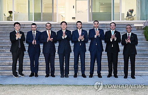 (서울=연합뉴스) 구윤철 부총리 겸 재정경제부 장관이 지난 3일 주한 UAE 대사관저를 방문, 걸프 협력회의(GCC) 6개 회원국 주한대사들과 면담 후 기념 촬영하고 있다. 2026.4.5 [재정경제부 제공. 재판매 및 DB 금지] photo@yna.co.kr