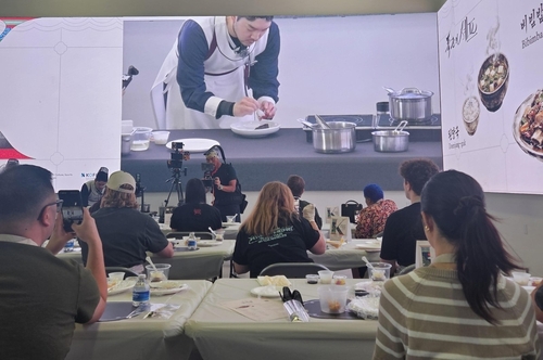 (로스앤젤레스=연합뉴스) 김경윤 특파원 = 4일(현지시간) 미국 로스앤젤레스(LA) 한국문화원에서 열린 'K-푸드 쿠킹 클래스'. 2026.4.4 heeva@yna.co.kr