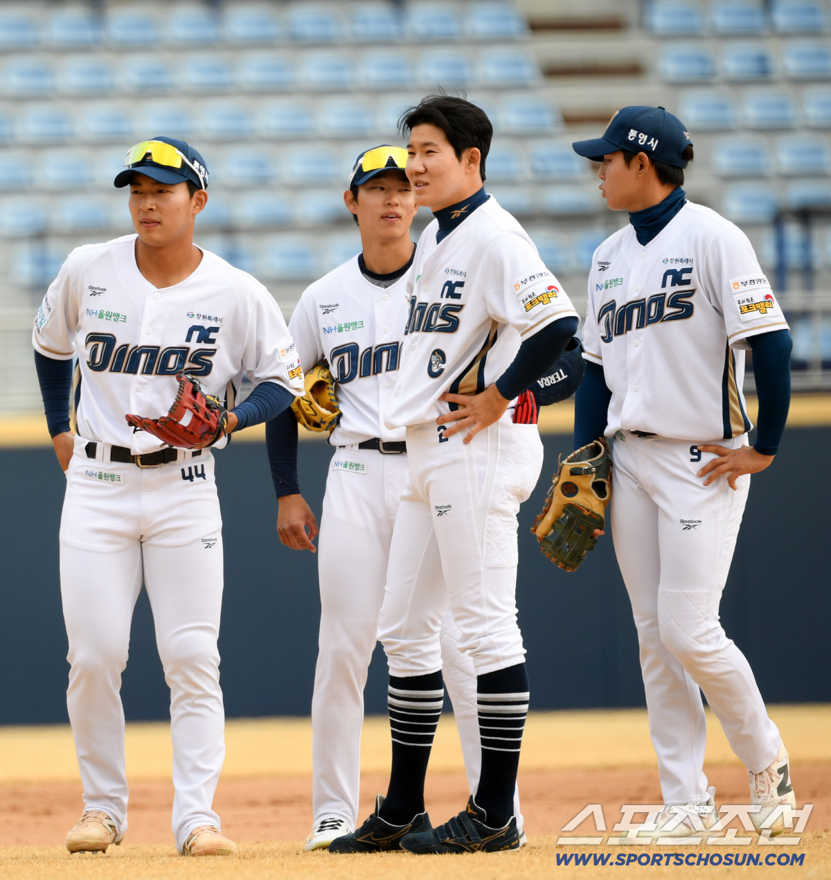 15일 마산야구장에서 열린 NC 다이노스와 키움 히어로즈의 시범경기. NC 김휘집, 신재인, 박민우, 김한별이 숨을 고르고 있다. 창원=박재만 기자 pjm@sportschosun.com/2026.03.15/