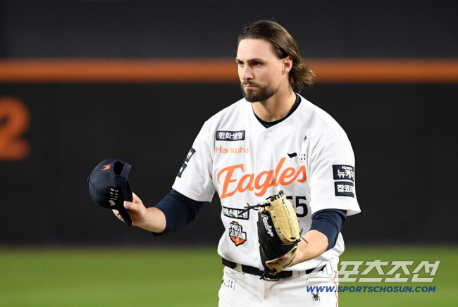 30일 대전 한화생명볼파크에서 열린 한국시리즈 4차전 한화 이글스와 LG 트윈스의 경기. 한화 와이스가 투구 전 인사를 하고 있다. 대전=박재만 기자 pjm@sportschosun.com/2025.10.30/